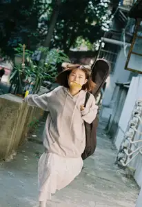 Discover Xin Yue's Captivating Youthful Charm with Guitar in the YiTuYu Vol.8587 Collection.-9