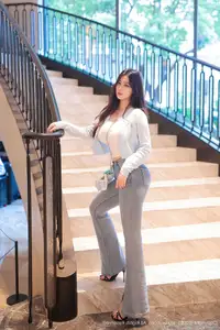 Dan Dan Bao's Elegant Staircase Pose - XiuRen No.10450 Fashion-5