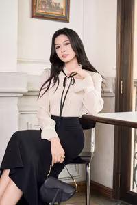 VGU No.7: Elegant Vietnamese Woman Radiates Modern Style and Confidence-3