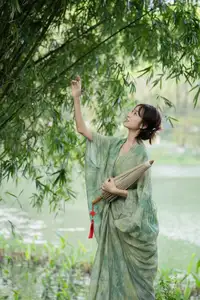 Xiao He's Ethereal Beauty by the Water: A Poetic Glimpse into YiTuYu Vol.8571's Traditional Charm-20