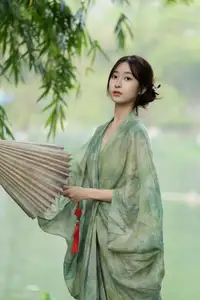 Xiao He's Ethereal Beauty by the Water: A Poetic Glimpse into YiTuYu Vol.8571's Traditional Charm-10