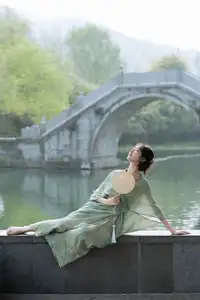 Xiao He's Ethereal Beauty by the Water: A Poetic Glimpse into YiTuYu Vol.8571's Traditional Charm-4