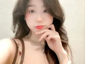 Female Bartender's Stunning Transformation: Irresistible Beauty and Alluring Style-5