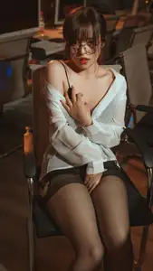 Coser Strawberry Flavor Nana Rabbit: Alluring Office Teacher Posing Captivatingly-1