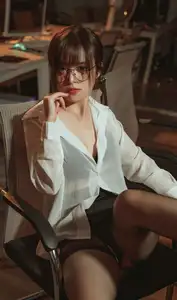 Coser Strawberry Flavor Nana Rabbit: Alluring Office Teacher Posing Captivatingly-13