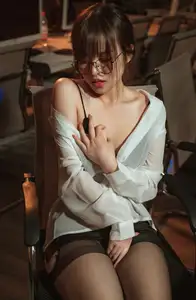 Coser Strawberry Flavor Nana Rabbit: Alluring Office Teacher Posing Captivatingly-12