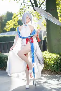 Coser Feng Jiang Jiang V as Shenhe Genshin Impact: Ethereal Beauty in a Captivating Outdoor Shoot-4
