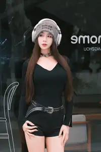 Pao Fu Xiao Fang Vol.8570: Captivating Urban Style with Headphones & Beanie-6