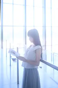 Shika Xiaolulu: Elegant Beauty in a Modern Library, A Captivating Serene View-2