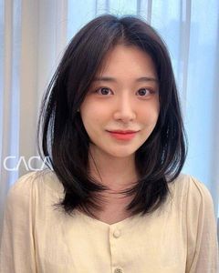 Beautiful Long Layered Haircut for Round Faces – Trendy Female Style-4