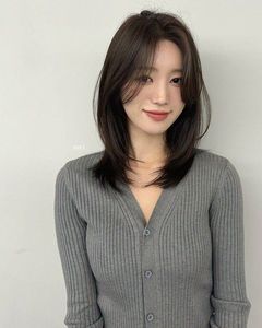 Beautiful Long Layered Haircut for Round Faces – Trendy Female Style-15