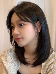 Beautiful Long Layered Haircut for Round Faces – Trendy Female Style-1