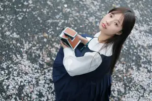 YiTuYu Vol.8649 Xiao Zi: Gentle Spring Beauty, an Aesthetic Portrait Amidst Blossoms.-28