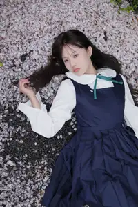 YiTuYu Vol.8649 Xiao Zi: Gentle Spring Beauty, an Aesthetic Portrait Amidst Blossoms.-17