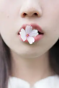 YiTuYu Vol.8649 Xiao Zi: Gentle Spring Beauty, an Aesthetic Portrait Amidst Blossoms.-22