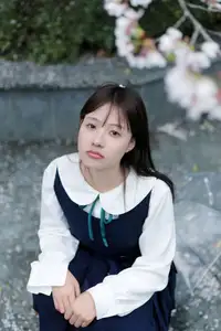 YiTuYu Vol.8649 Xiao Zi: Gentle Spring Beauty, an Aesthetic Portrait Amidst Blossoms.-7