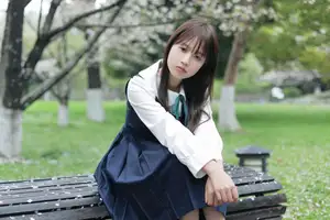 YiTuYu Vol.8649 Xiao Zi: Gentle Spring Beauty, an Aesthetic Portrait Amidst Blossoms.-4