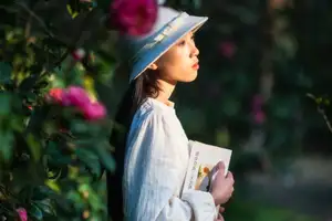 Zhong Ting Er's Serene Reading in Nature - YiTuYu Vol 8584 Art Language Collection-9