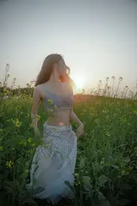 Man Jiao YiTuYu Vol.8529: Ethereal Beauty Reflected in Nature's Gentle Embrace-17