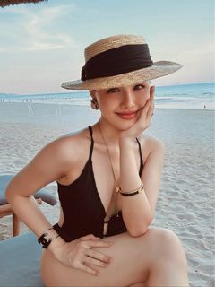 Phanh Lee flaunts alluring figure in one-piece bikini on beach, impressive summer style-3