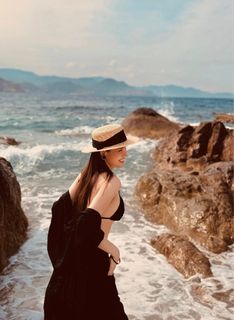 Phanh Lee flaunts alluring figure in one-piece bikini on beach, impressive summer style-5