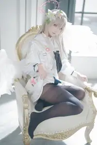 Ethereal Beauty: Coser Lunananya as Kirifuji Nagisa from Blue Archive - A Captivating Portrayal-11