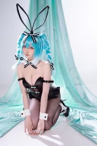 Coser Xing Zhi Chi Chi Hoshilily as Hatsune Miku Bunny Girl: Irresistible Allure-5