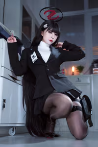 Blue Archive's Rion Tsukiduki Cosplay by Ban Ban Zi: Mysterious Charm and Professional Elegance-10