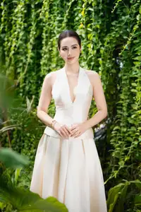 View Huyen Lizzie's Irresistible Korean Vibe Beauty Charms Netizens With Elegant Style-2