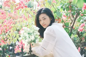 Fresh Spring Charm: Tong Tong in YiTuYu Vol.8644 Art Series Unveiled-19