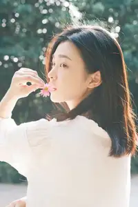 Fresh Spring Charm: Tong Tong in YiTuYu Vol.8644 Art Series Unveiled-7