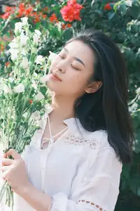 Fresh Spring Charm: Tong Tong in YiTuYu Vol.8644 Art Series Unveiled-13