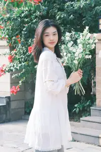 Fresh Spring Charm: Tong Tong in YiTuYu Vol.8644 Art Series Unveiled-15