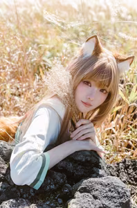Coser Ely_eee: Enchanting 'Wolf and Breeze' Cosplay amidst Golden Fields | Artistic View-10