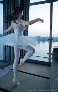 Ruan Qing XuiRen No.10575: Captivating Grace in a Pristine White Ballet Ensemble-1
