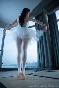 Ruan Qing XuiRen No.10575: Captivating Grace in a Pristine White Ballet Ensemble-2