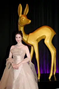 Diem My 9X at 35: Radiant One-Child Mother's Beauty, Elegant Style Captivates All Eyes-10