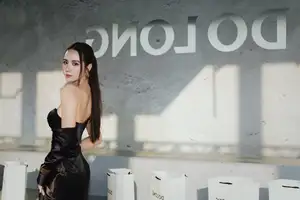 Huyen Lizzie Stuns with Alluring Slender Back and Elegant Fashion Style-0