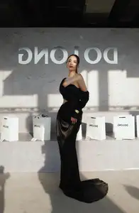 Huyen Lizzie Stuns with Alluring Slender Back and Elegant Fashion Style-10