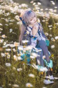 Coser Hana Shichi: Firefly Honkai Star Rail | Enchanting Cosplay Amidst Wildflowers-2