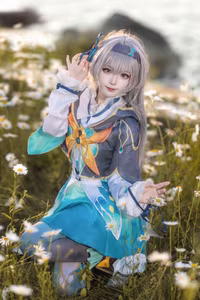 Coser Hana Shichi: Firefly Honkai Star Rail | Enchanting Cosplay Amidst Wildflowers-9