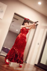 Coser Mu Mu Momo: Alluring Red Attire & Intimate Charm-4