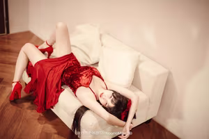 Coser Mu Mu Momo: Alluring Red Attire & Intimate Charm-14