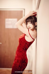 Coser Mu Mu Momo: Alluring Red Attire & Intimate Charm-3
