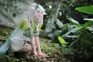 Enchanting Nahida Cosplay by Coser Uesugi Erika: A Divine and Playful Transformation!-12