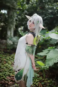 Enchanting Nahida Cosplay by Coser Uesugi Erika: A Divine and Playful Transformation!-14