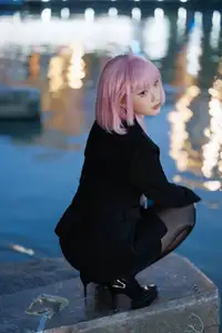 Coser Cien HamanOL: Captivating Pink-Haired Office Lady Cosplay by the City Lights-9