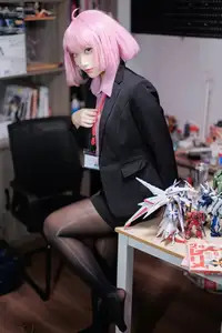Coser Cien HamanOL: Captivating Pink-Haired Office Lady Cosplay by the City Lights-14