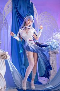 Coser AzuNyan Transforms into a Dreamy Fairy in a Pure White Dress from the June 2025 Collection-13