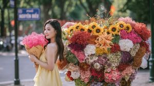 XVG No.1: Vietnamese Muse Blooms Beside a Colorful Flower Cart Elegance on City Streets [1000019847.jpg]-7